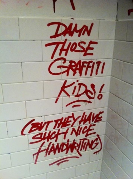 Rotes Graffiti-Lettering auf weißen Fliesen über Handschrift